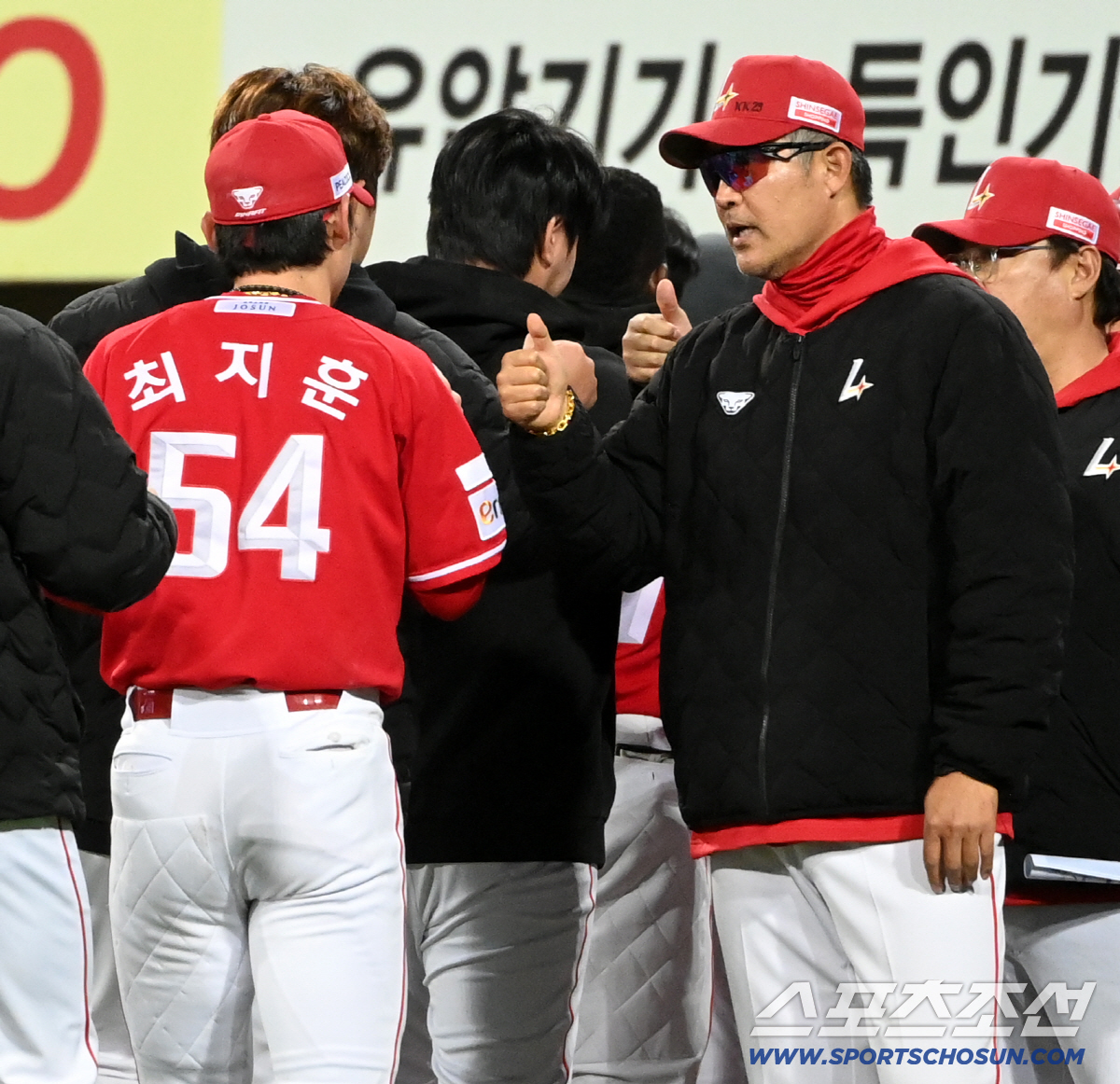 23일 대구삼성라이온즈파크에서 열린 SSG와 삼성의 경기. SSG가 8대2로 승리하며 3연승을 달렸다. 역전타의 주인공 최지훈을 맞이하는 이숭용 감독의 모습. 대구=허상욱 기자 wook@sportschosun.com/2026.04.23/