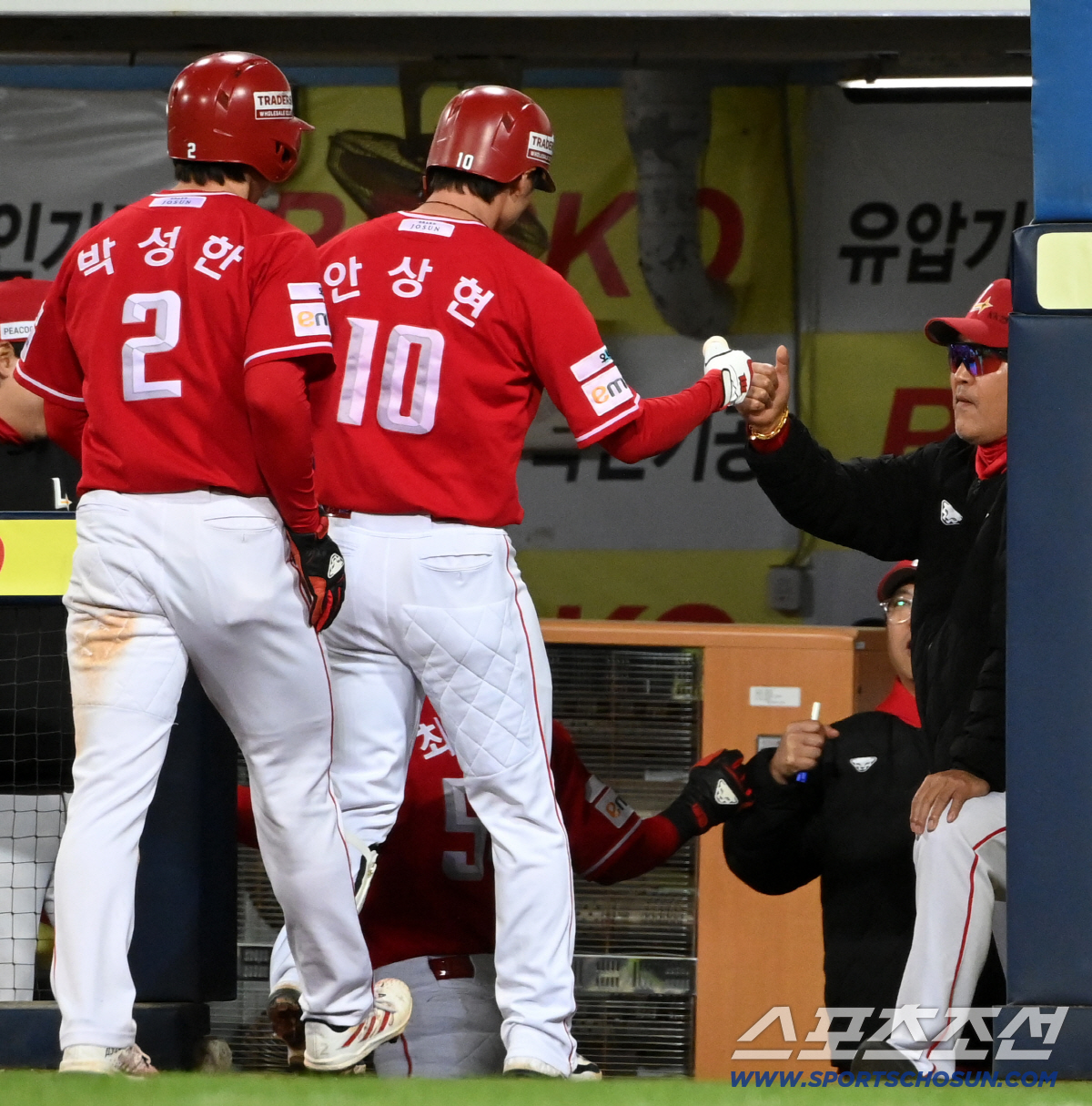 23일 대구삼성라이온즈파크에서 열린 SSG와 삼성의 경기. 9회초 2사 1,3루 안상현이 3점홈런을 치고 이숭용 감독의 환영을 받고 있다. 대구=허상욱 기자 wook@sportschosun.com/2026.04.23/