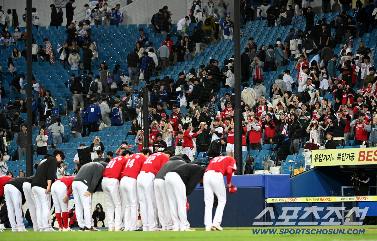 23일 대구삼성라이온즈파크에서 열린 SSG와 삼성의 경기. SSG가 8대2로 승리하며 3연승을 달렸다. 팬들에게 인사하는 SSG 선수들, 박수를 보내는 팬들과 경기장을 빠져나가는 삼성 팬들이 대조를 이루고 있다. 대구=허상욱 기자 wook@sportschosun.com/2026.04.23/