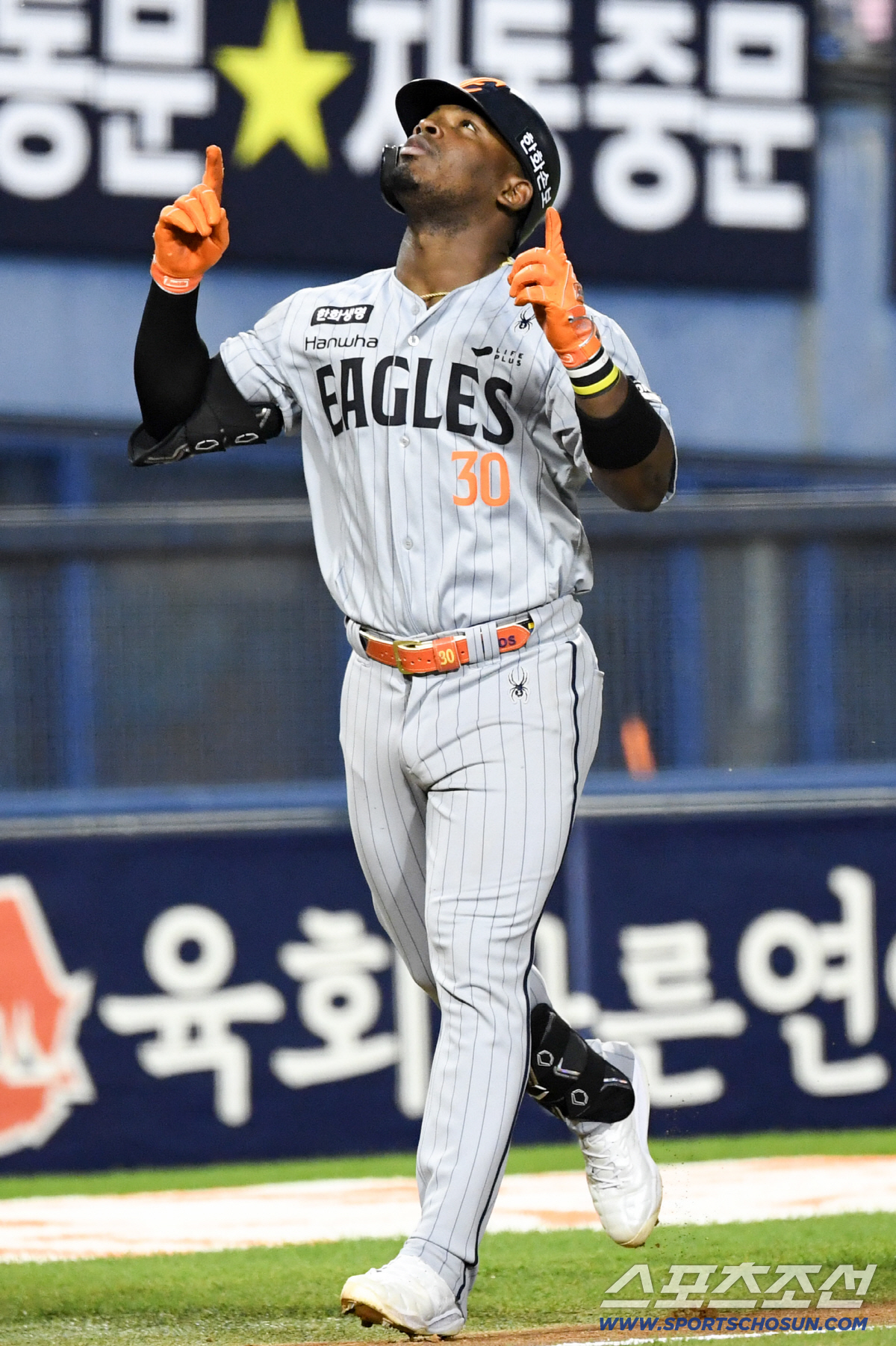 23일 잠실구장에서 열린 LG와 한화의 경기. 4회초 한화 페라자가 솔로포를 날린 뒤 환호하고 있다. 잠실=박재만 기자 pjm@sportschosun.com/2026.04.23/