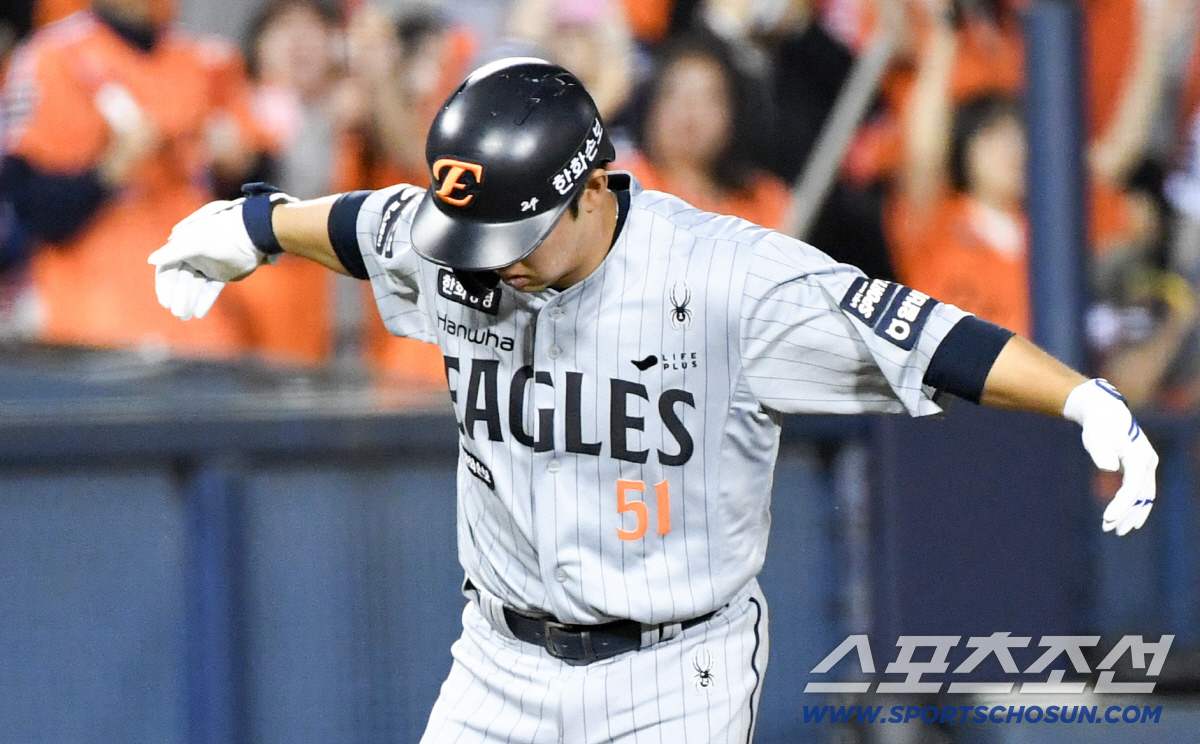 23일 잠실구장에서 열린 LG와 한화의 경기. 5회초 2사 한화 문현빈이 솔로포를 날린 뒤 환호하고 있다. 잠실=박재만 기자 pjm@sportschosun.com/2026.04.23/