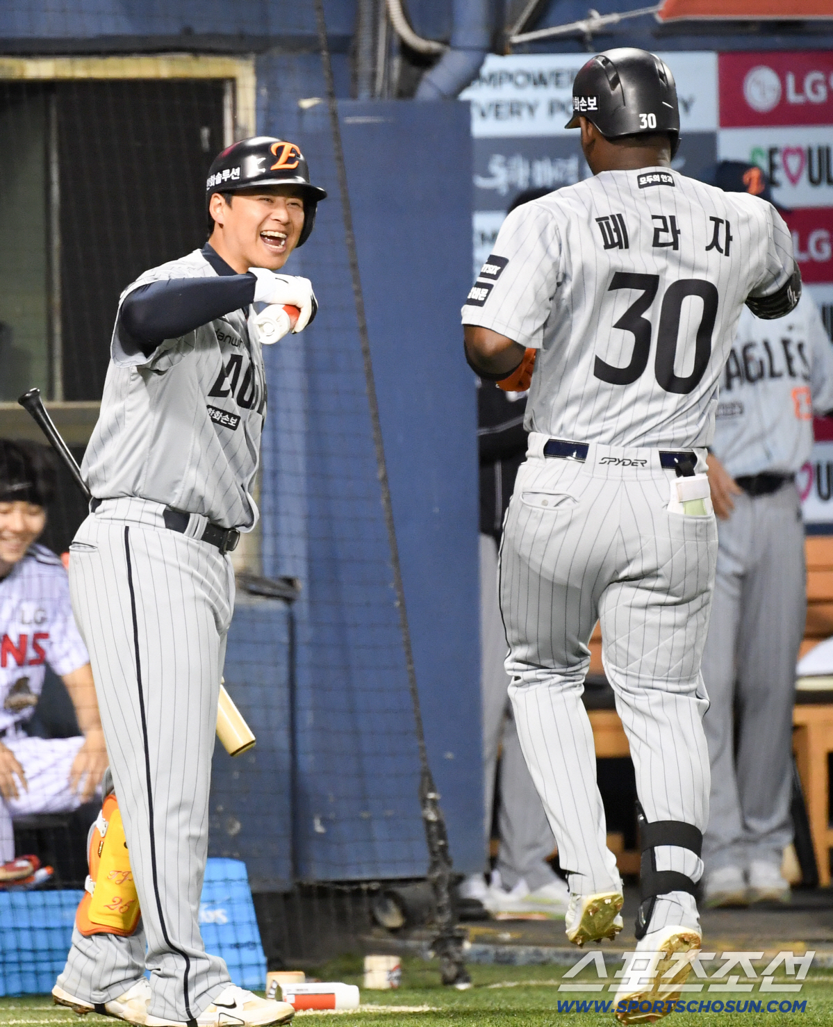 23일 잠실구장에서 열린 LG와 한화의 경기. 4회초 한화 노시환이 솔로포를 터뜨린 페라자를 반기고 있다. 잠실=박재만 기자 pjm@sportschosun.com/2026.04.23/