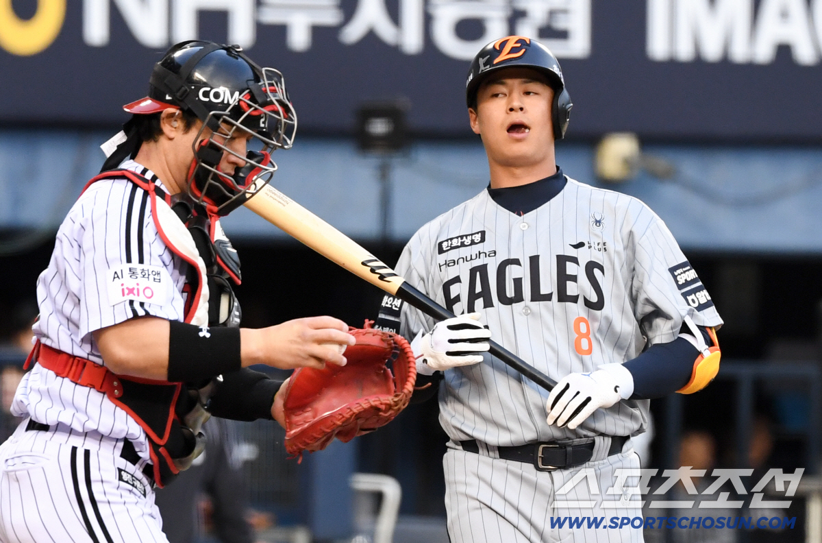 돌아온 4번 타자 노시환의 첫 타석은 스탠딩삼진이었다.