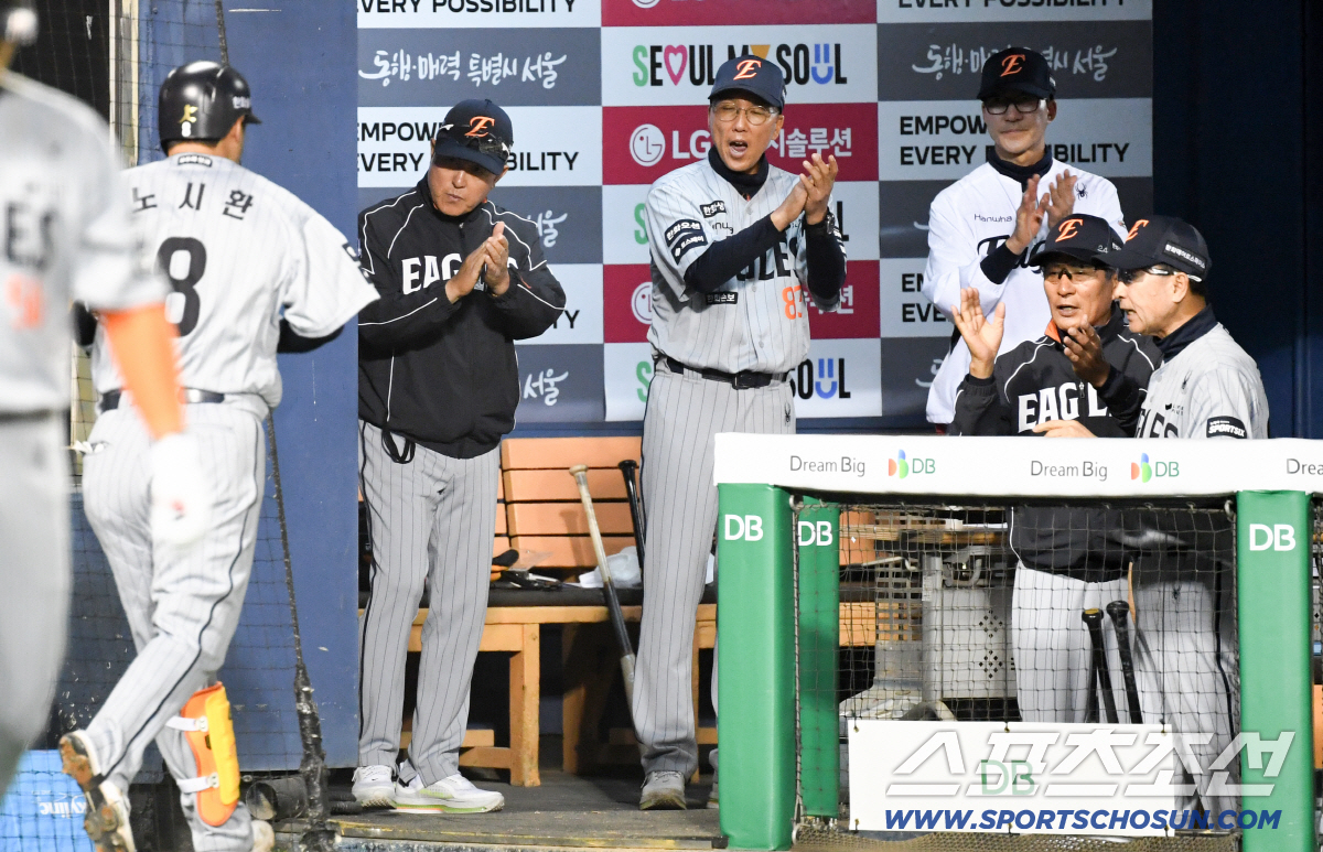 23일 잠실구장에서 열린 LG와 한화의 경기. 4회초 1사 한화 김경문 감독이 솔로포를 터뜨린 노시환을 반기고 있다. 잠실=박재만 기자 pjm@sportschosun.com/2026.04.23/