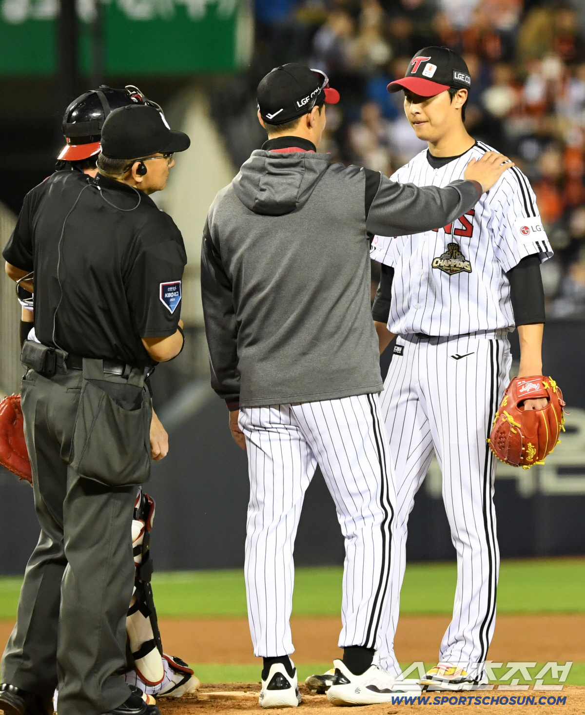 4회 페라자 홈런 직후 마운드에 오른 김광삼 코치는 이정용 가슴에 손을 올린 채 대화를 나눴다.