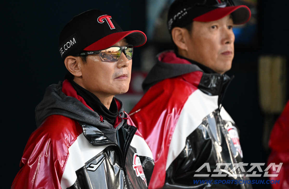 염경엽 감독도 이정용의 공격적인 피칭을 지켜봤다.