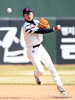 2안타 2타점이라 예쁘셨죠? 진짜 중요했던 건, 전민재의 그 수비였답니다 [부산 현장]