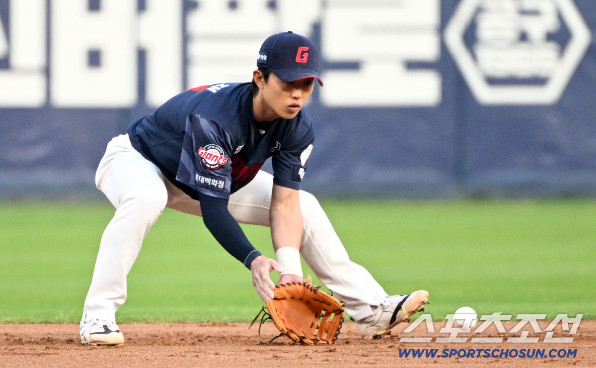 14일 잠실구장에서 열린 LG와 롯데의 경기. 롯데 전민재가 수비를 하고 있다. 잠실=박재만 기자 pjm@sportschosun.com/2026.04.14/