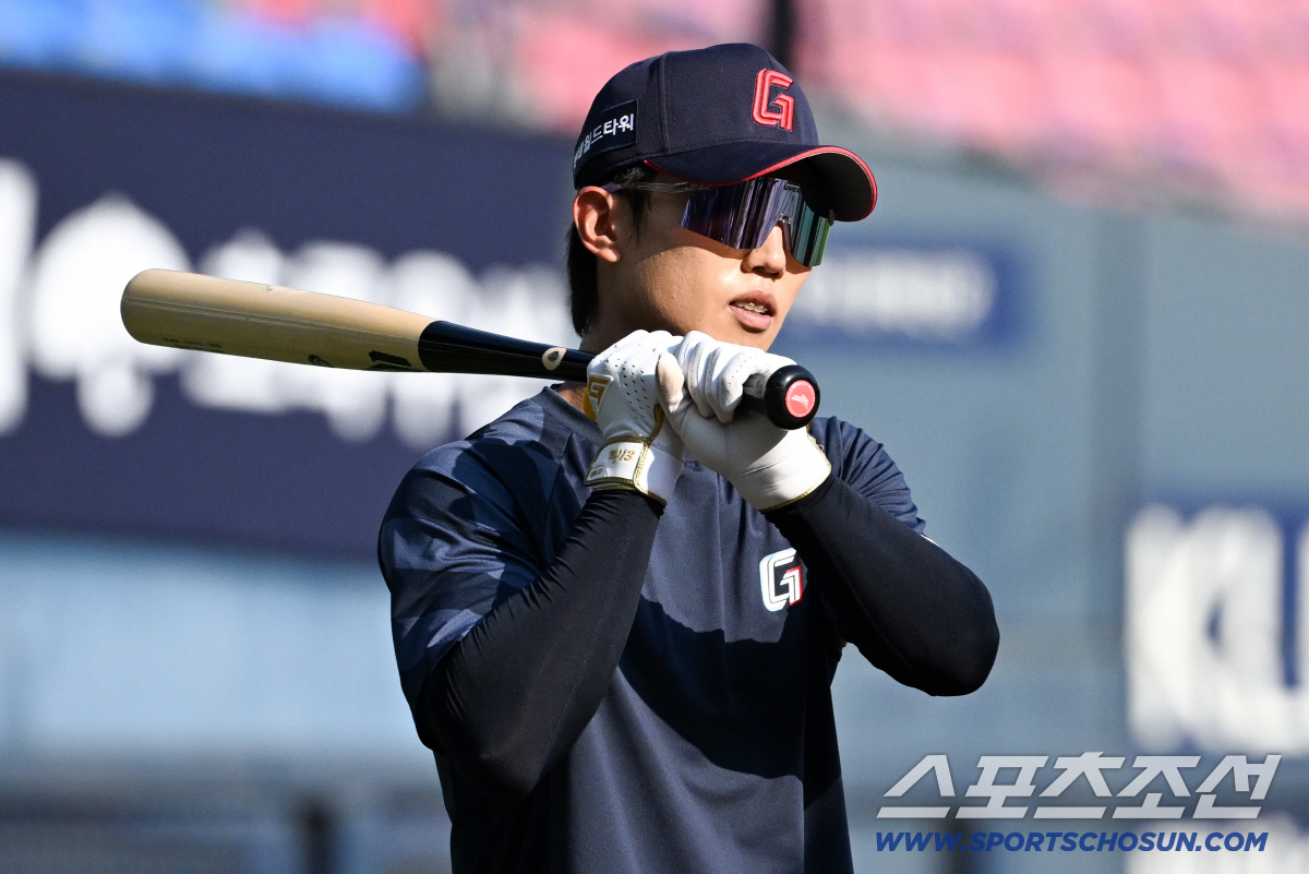 14일 잠실구장에서 열린 LG와 롯데의 경기. 롯데 전민재가 훈련을 하고 있다. 잠실=박재만 기자 pjm@sportschosun.com/2026.04.14/
