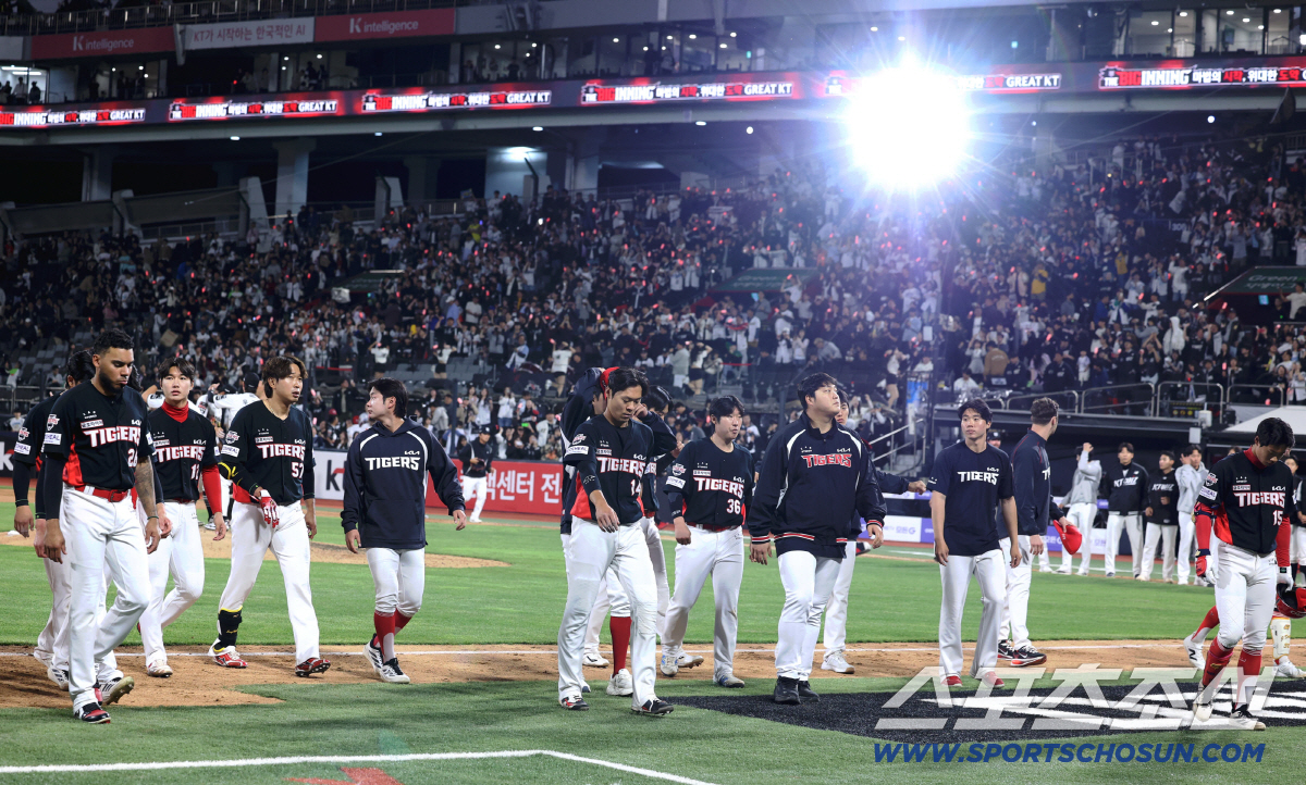 23일 수원 케이티위즈파크에서 열린 KT와 KIA의 경기. KT가 KIA에 승리했다. 경기 종료 후 그라운드를 나서는 KIA 선수들. 수원=송정헌 기자 songs@sportschosun.com/2026.04.23/