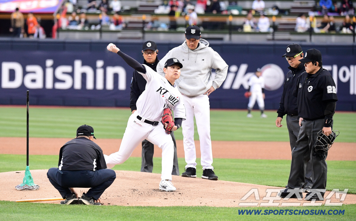 23일 수원 케이티위즈파크에서 열린 KT와 KIA의 경기. 1회 KT 선발 소형준이 투구를 앞두고 마운드 정비를 요청했다. 정비한 마운드에서 투구하는 소형준. 수원=송정헌 기자 songs@sportschosun.com/2026.04.23/