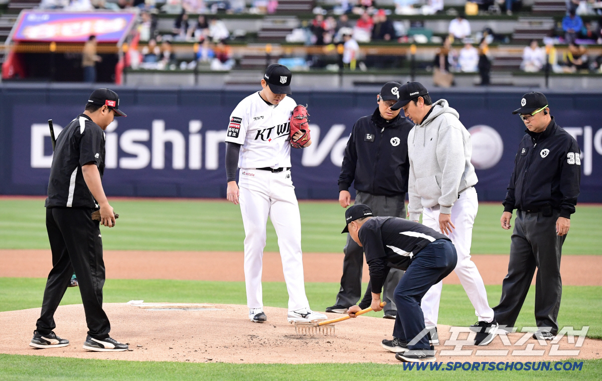 23일 수원 케이티위즈파크에서 열린 KT와 KIA의 경기. 1회 KT 선발 소형준이 투구를 앞두고 마운드 정비를 요청했다. 마운드를 정비하고 있는 경기 진행요원들. 수원=송정헌 기자 songs@sportschosun.com/2026.04.23/