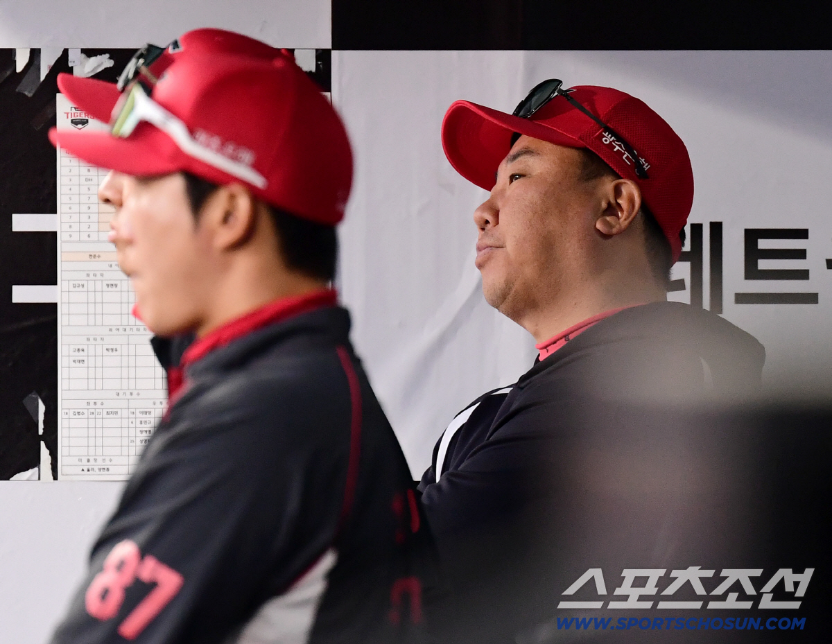 23일 수원 케이티위즈파크에서 열린 KT와 KIA의 경기. 1회 경기를 지켜보고 있는 KIA 이범호 감독. 수원=송정헌 기자 songs@sportschosun.com/2026.04.23/