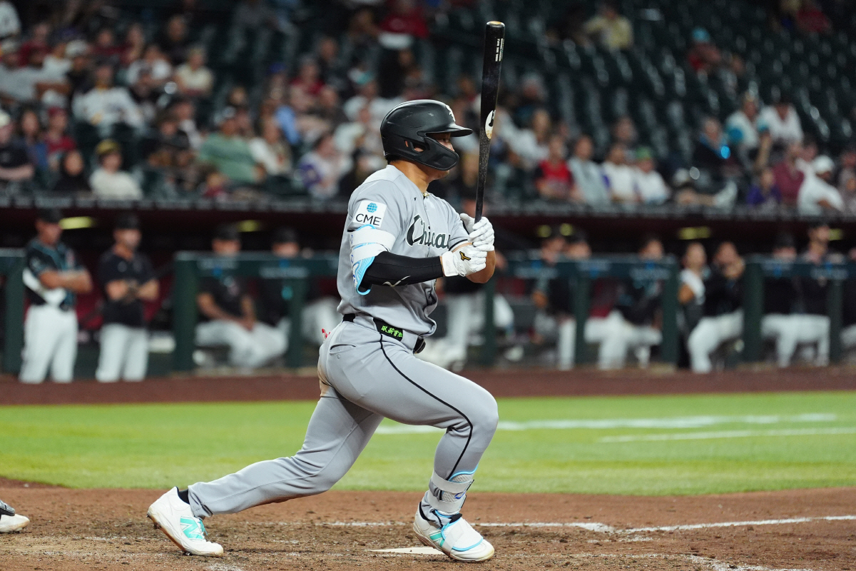 무라카미 무네타카가 9회초 우전안타를 터뜨리고 있다. AP연합뉴스