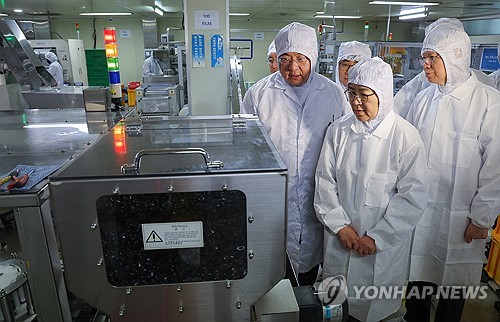 (안산=연합뉴스) 홍기원 기자 = 정은경 보건복지부 장관이 15일 경기 안산시 단원구 한국백신에서 중동전쟁 대응 주사기 공급망 구축 협약식을 마치고 주사기 생산라인을 살펴보고 있다. 2026.4.15 [공동취재] xanadu@yna.co.kr