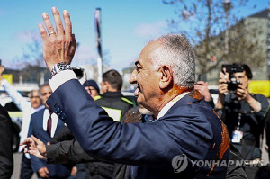 이란 마지막 왕세자, 독일서 봉변…토마토소스 뒤집어 써