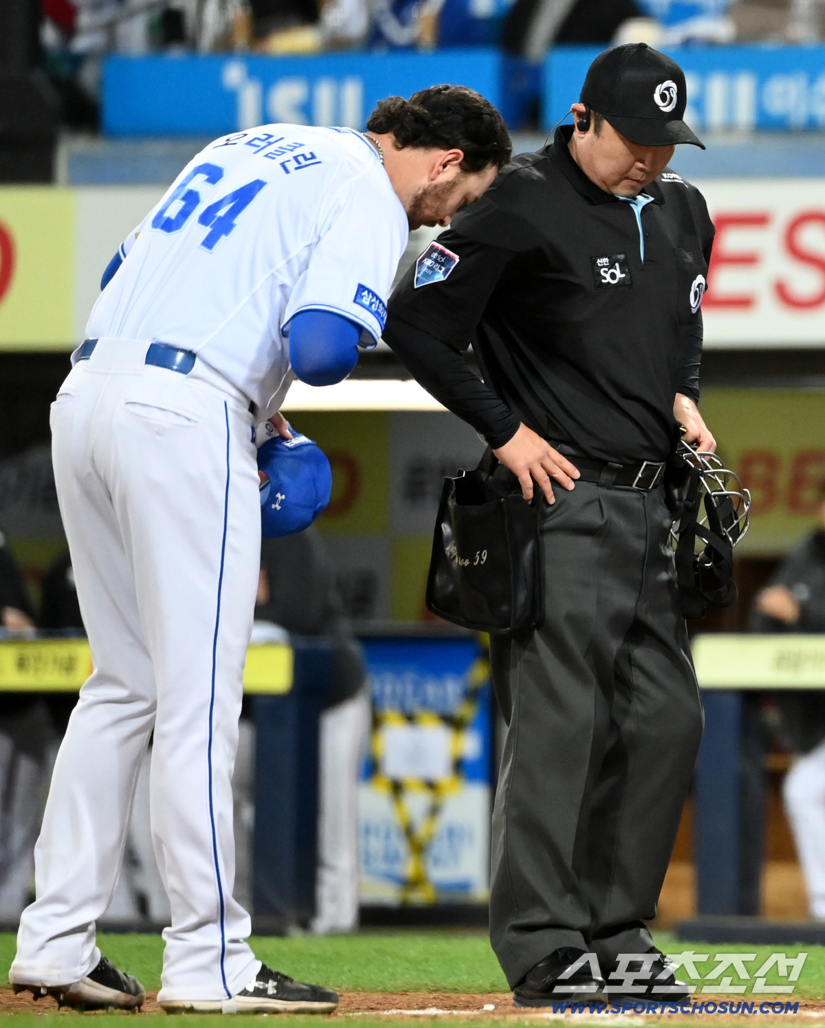 강민호가 괜찮다는 트레이닝 코치의 사인에 목례를 하는 오러클린