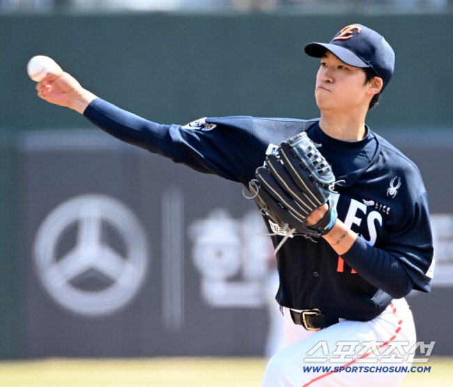 21일 부산 사직야구장에서 열린 한화와 롯데의 시범경기. 한화 선발투수 엄상백이 역투하고 있다. 부산=허상욱 기자 wook@sportschosun.com/2026.03.21/