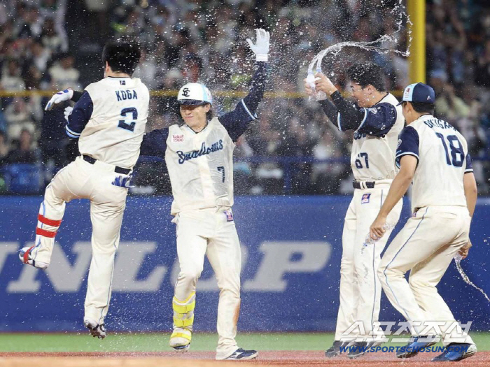 유력한 꼴찌 후보로 꼽혔던 야쿠르트가 예상을 깨고 선두를 질주하고 있다. 양 리그 12개팀 중 유일하게 승률 7할대를 기록 중이다. 사진캡처=야쿠르트 스왈로즈 SNS