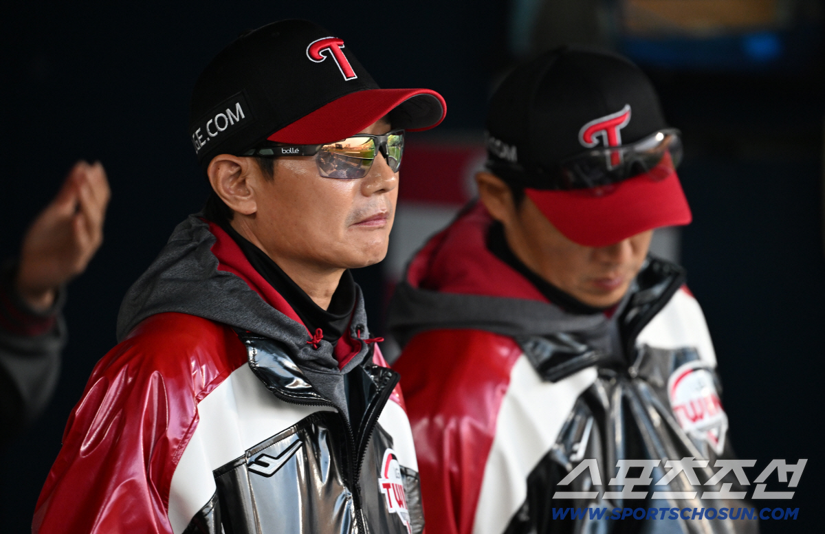 22일 잠실구장에서 열린 LG와 한화의 경기. 염경엽 감독이 생각에 잠겨 있다. 잠실=박재만 기자 pjm@sportschosun.com/2026.04.22/