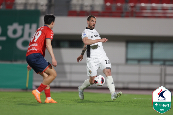 [오피셜]서울전 앞둔 강원 '날벼락', 핵심 센터백 강투지 사후징계로 2경기 출장정지