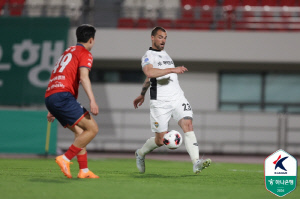 [오피셜]서울전 앞둔 강원 '날벼락', 핵심 센터백 강투지 사후징계로 2경기 출장정지