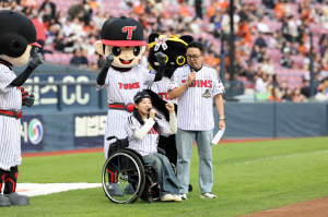 프로야구 선수 꿈꿨던 '패럴림픽 메달리스트' 이제혁, 마운드에 올랐다!…'LG 찐팬' 김윤지는 잠실서 시구