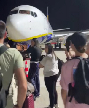 활주로 난입한 승객들 항공기 이륙 저지 '초유의 사태'…무슨 일?