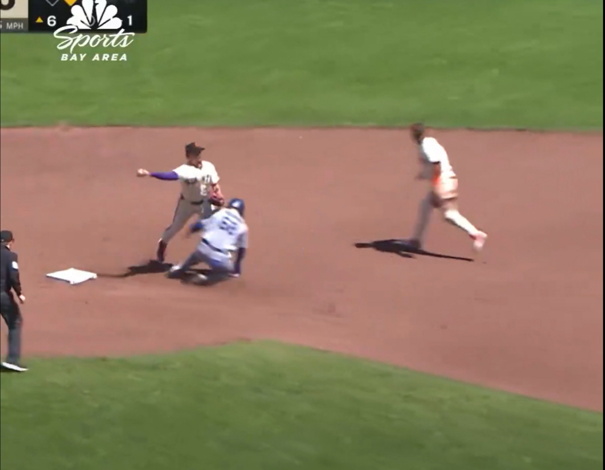 유격수를 향해 슬라이딩하는 러싱. 사진=중계 화면 캡쳐