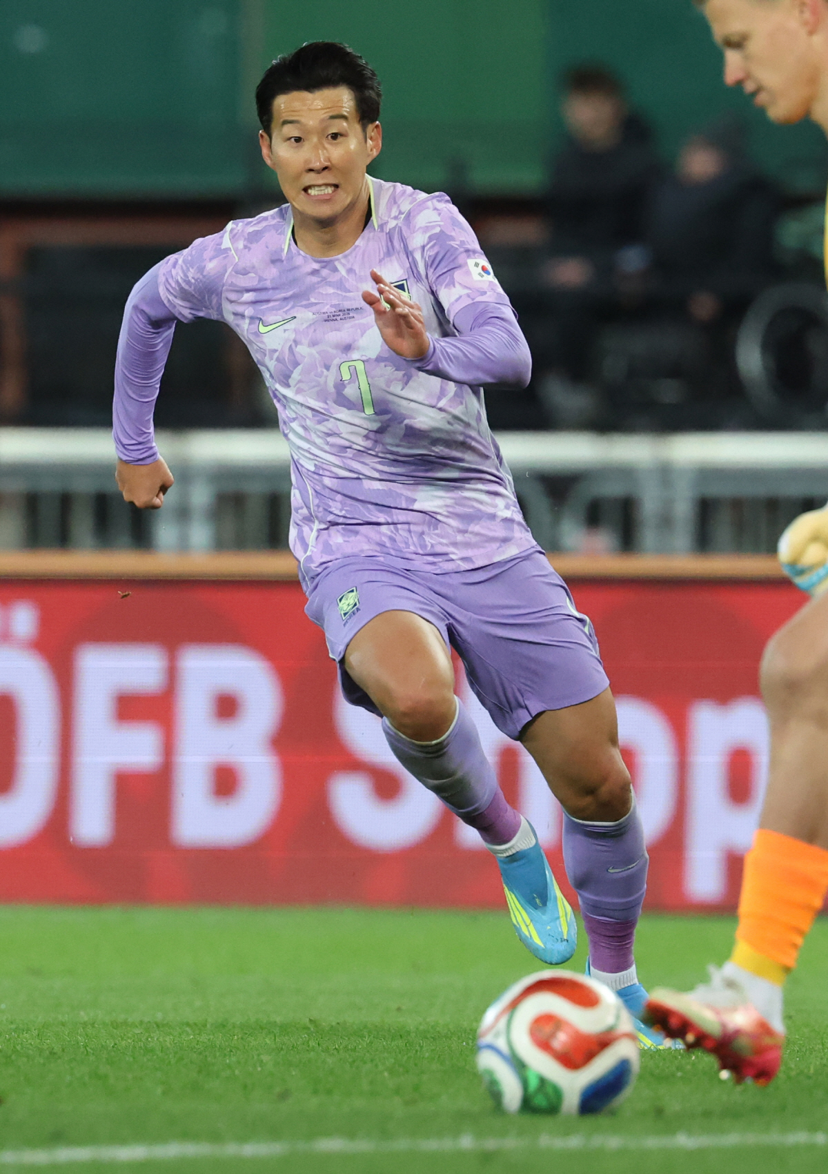 기회 노리는 손흥민 (빈[오스트리아]=연합뉴스) 최재구 기자 = 31일(현지시간) 오스트리아 빈 에른스트 하펠 스타디움에서 열린 한국 축구 국가대표팀과 오스트리아의 평가전에서 한국 손흥민이 오스트리아 골키퍼를 압박하고 있다. 2026.4.1 jjaeck9@yna.co.kr(끝)