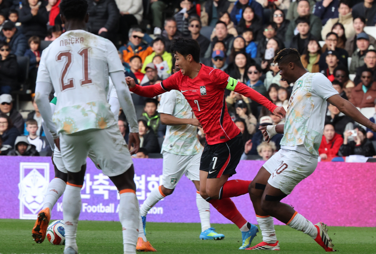 돌파 시도하는 손흥민 (밀턴킨스[영국]=연합뉴스) 최재구 기자 = 한국축구국가대표팀 손흥민이 28일(현지시간) 영국 밀턴킨스 스타디움 MK에서 열린 코트디부아르와 평가전에서 돌파를 시도하고 있다. 2026.3.29 jjaeck9@yna.co.kr(끝)
