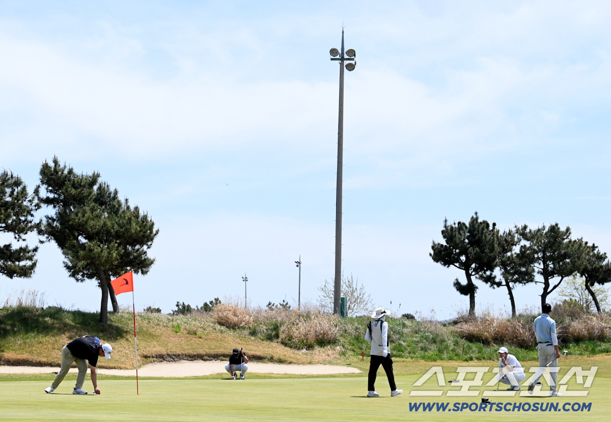 제37회 스포츠조선배 전국 중고등학생 골프대회가 24일 전북 군산CC에서 열렸다. 라운딩을 펼치는 선수들의 모습. 군산=허상욱 기자 wook@sportschosun.com/2026.04.24/