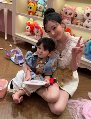 에스파 윈터, 정국과 '커플 타투' 의혹 또 소환…민소매 드레스 속 ‘의문의 자국’