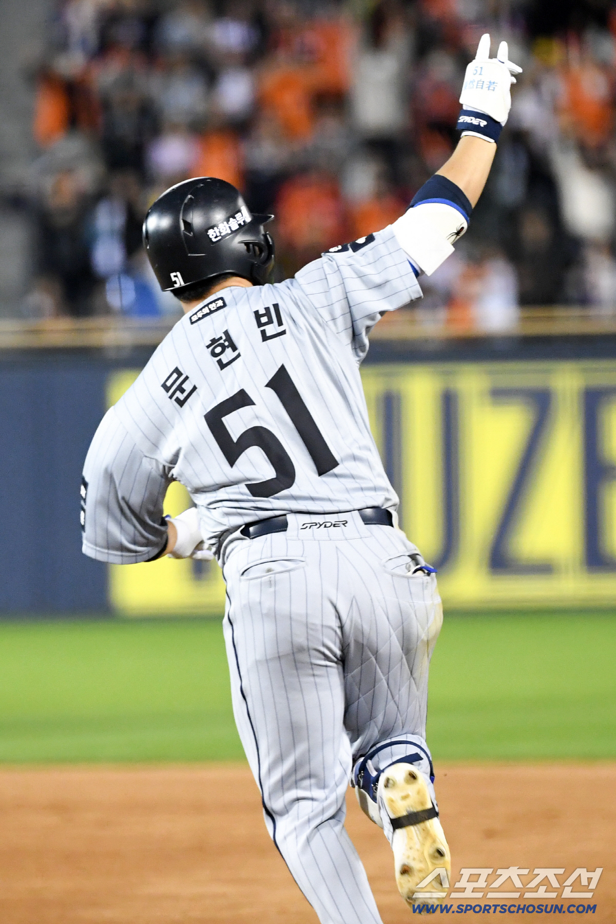 23일 잠실구장에서 열린 LG와 한화의 경기. 5회초 2사 한화 문현빈이 솔로포를 날린 뒤 환호하고 있다. 잠실=박재만 기자 pjm@sportschosun.com/2026.04.23/