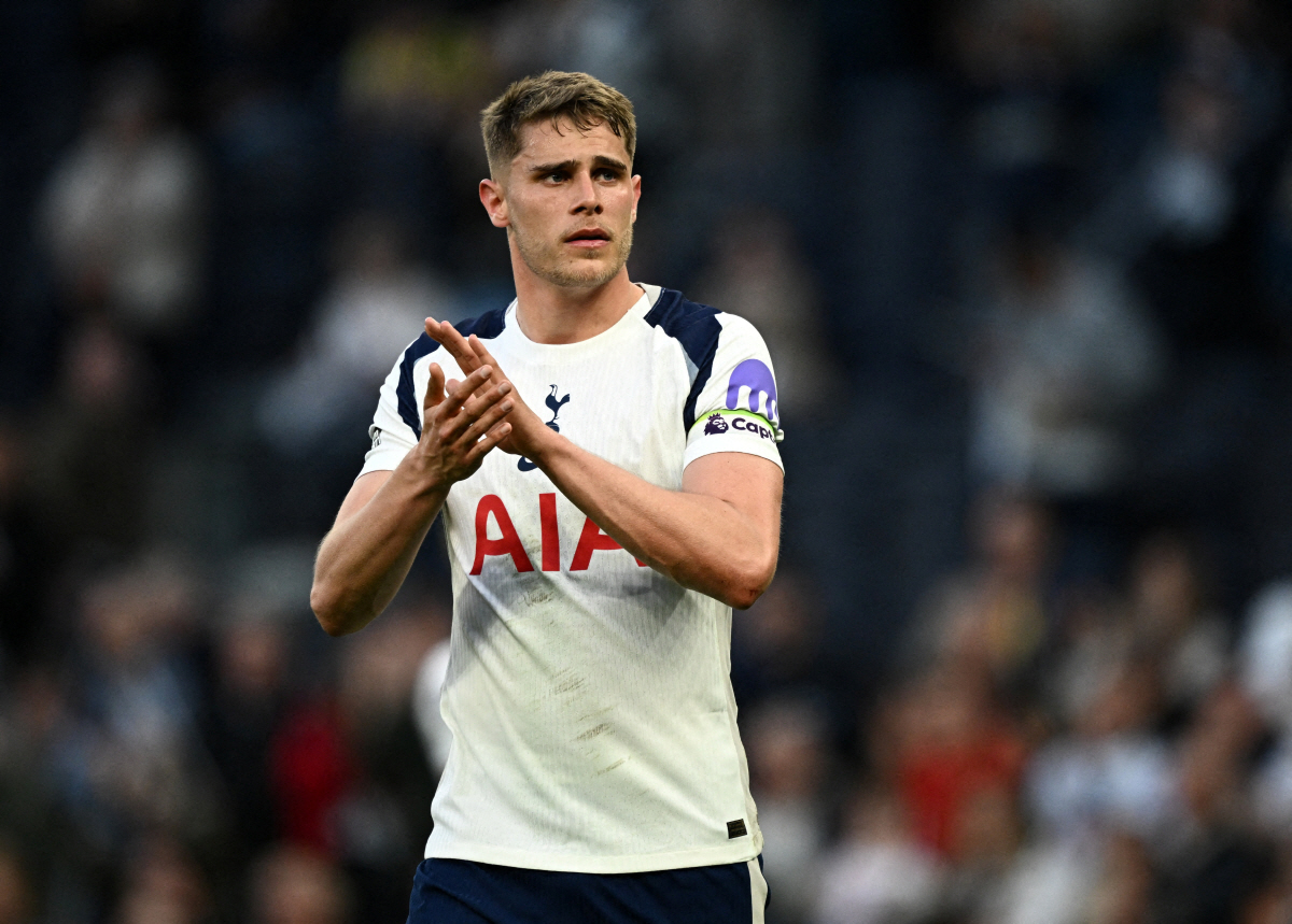 Soccer Football - Premier League - Tottenham Hotspur v Brighton & Hove Albion - Tottenham Hotspur Stadium, London, Britain - April 18, 2026 Tottenham Hotspur's Micky van de Ven applauds fans after the match REUTERS/Dylan Martinez EDITORIAL USE ONLY. NO USE WITH UNAUTHORIZED AUDIO, VIDEO, DATA, FIXTURE LISTS, CLUB/LEAGUE LOGOS OR 'LIVE' SERVICES. ONLINE IN-MATCH USE LIMITED TO 120 IMAGES, NO VIDEO EMULATION. NO USE IN BETTING, GAMES OR SINGLE CLUB/LEAGUE/PLAYER PUBLICATIONS. PLEASE CONTACT YOUR ACCOUNT REPRESENTATIVE FOR FURTHER DETAILS. REFILE - CORRECTING EVENT