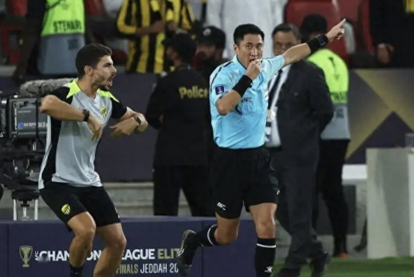 [오피셜]'中 월드컵 심판' 마닝, AFC 챔스 오심으로 인한 추방설은 '거짓'…아챔 결승전 뛴다