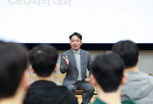 엔씨 김택진 대표, 신입사원들에게 "AI 시대 경쟁력은 통찰력"이라고 강조한 이유는?