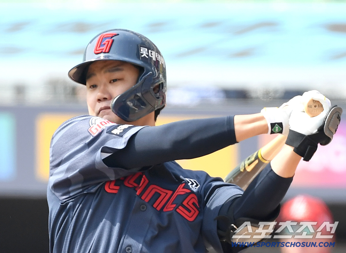 23일 인천 SSG랜더스필드에서 열린 KBO리그 시범경기 롯데와 SSG의 경기. 타격하고 있는 롯데 손호영. 인천=송정헌 기자 songs@sportschosun.com/2026.03.23/