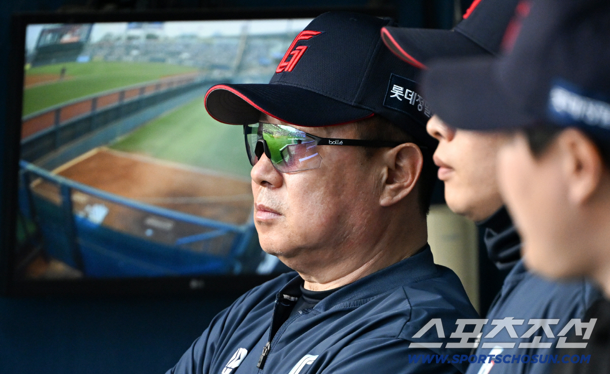 16일 잠실구장에서 열린 LG와 롯데의 경기. 롯데 김태형 감독이 생각에 잠겨 있다. 잠실=박재만 기자 pjm@sportschosun.com/2026.04.16/