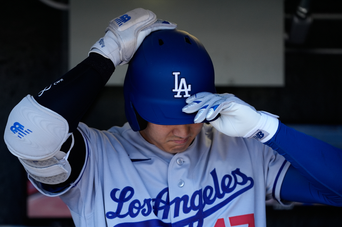 LA 다저스 오타니 쇼헤이가 24일(한국시각) 샌프란시스코 자이언츠전 1회초 타석에 들어서기 전 더그아웃에서 헬멧을 쓰고 있다. AP연합뉴스