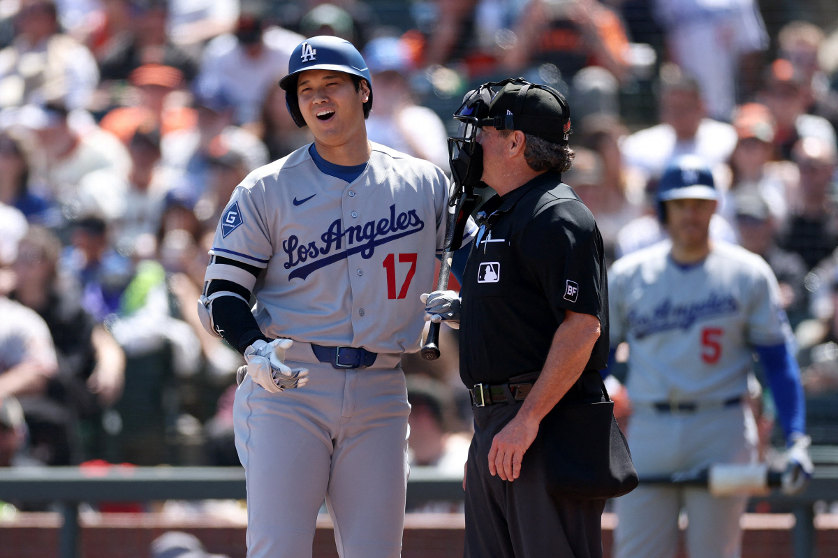 오타니가 24일(한국시각) 샌프란시스코전서 7회 삼진을 당한 뒤 롭 드레이크 구심에 뭔가를 이야기하고 있다. AFP연합뉴스