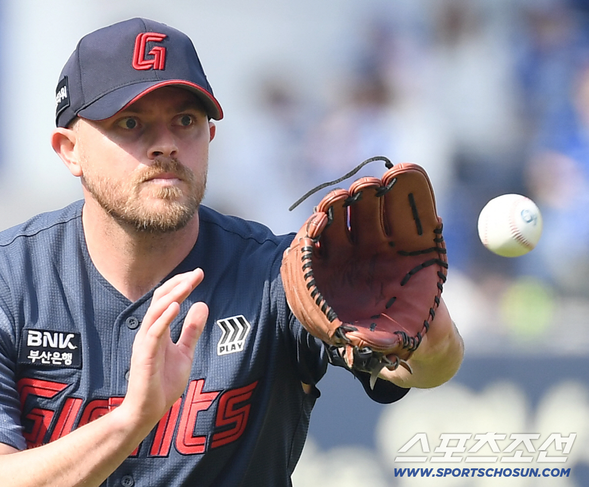 29일 대구 삼성라이온즈파크에서 열린 삼성과 롯데의 경기. 3회말 피치클락 볼 판정 이후 차분하게 투구를 이어가는 롯데 선발 비슬리. 대구=송정헌 기자 songs@sportschosun.com/2026.03.29/