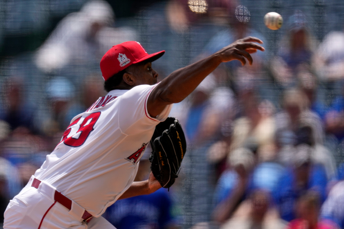 호세 소리아노가 지난 23일(한국시각) 토론토 블루제이스를 상대로 1회초 투구를 하고 있다.AP연합뉴스