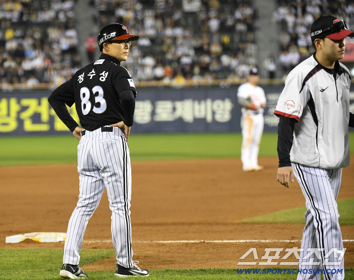 24일 잠실야구장에서 열린 LG와 두산의 경기. 9회초 1사 만루. 문보경 적시타 때 1루에서 3루까지 내달린 오스틴이 정수성 코치의 주루 도움으로 아웃됐다. 더그아웃을 바라보는 정 코치. 잠실=송정헌 기자 songs@sportschosun.com/2026.04.24/