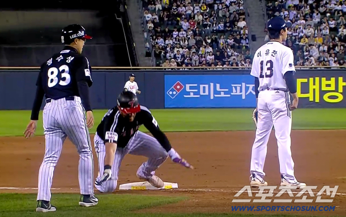 24일 잠실야구장에서 열린 LG와 두산의 경기. 9회초 1사 만루. 문보경 적시타 때 1루에서 3루까지 달리다 넘어지고 있는 오스틴.