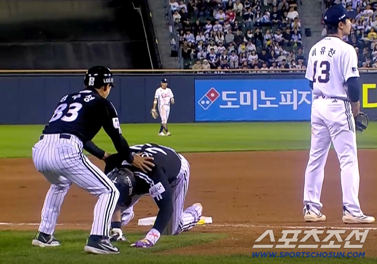 24일 잠실야구장에서 열린 LG와 두산의 경기. 9회초 문보경 안타 때 3루에서 오스틴과 접촉 사고가 발생한 정수성 코치.