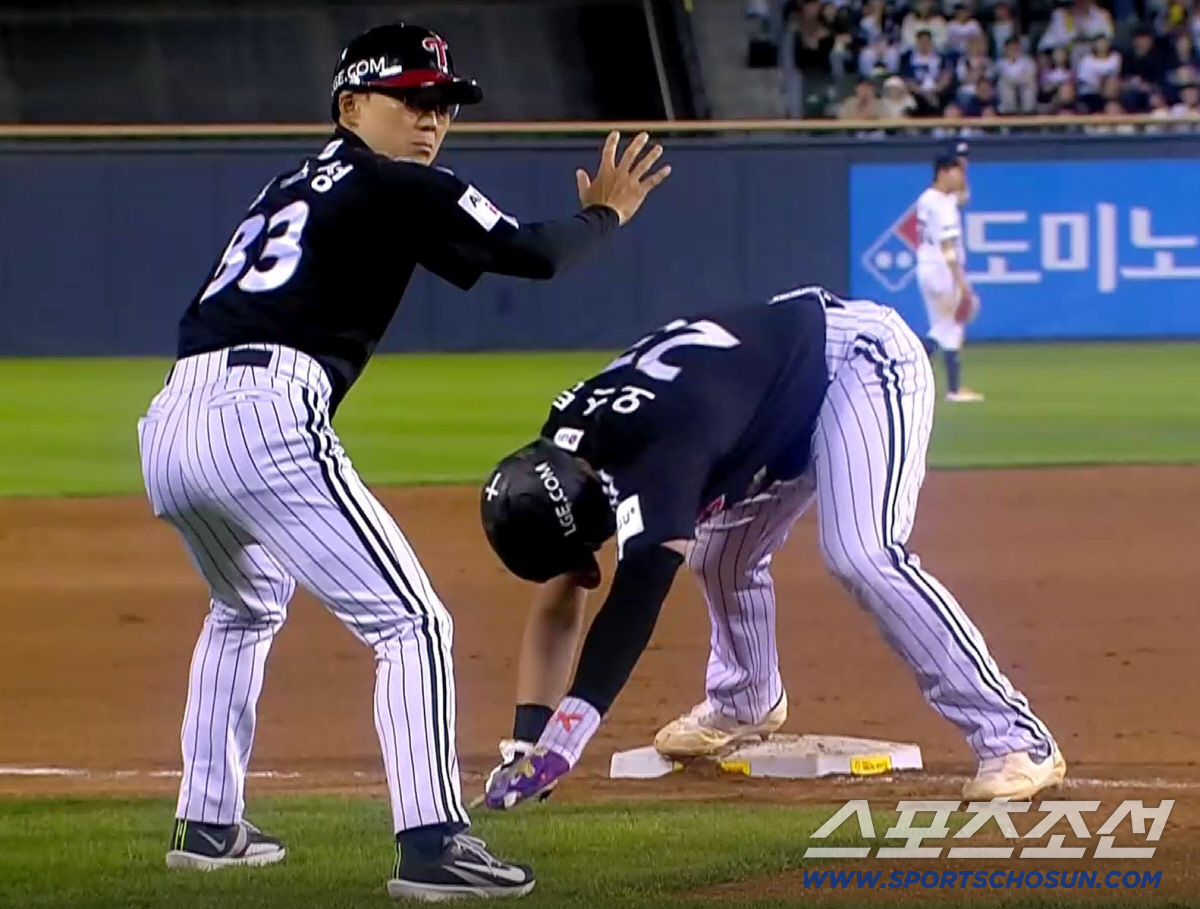 24일 잠실야구장에서 열린 LG와 두산의 경기. 9회초 문보경 안타 때 3루에서 오스틴과 접촉 사고가 발생한 정수성 코치.