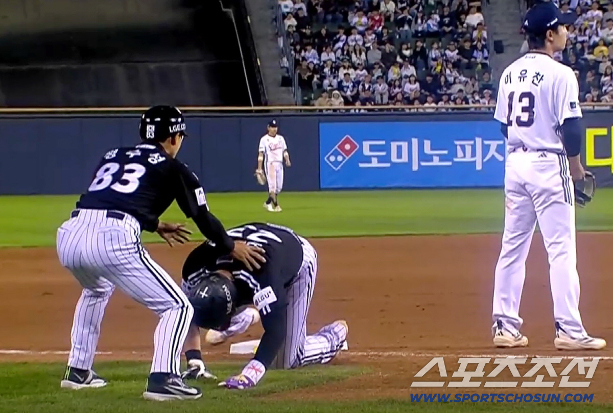 24일 잠실야구장에서 열린 LG와 두산의 경기. 9회초 1사 만루. 문보경 적시타 때 1루에서 3루까지 달리다 넘어지고 있는 오스틴.