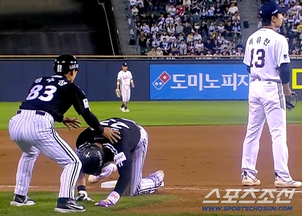 24일 잠실야구장에서 열린 LG와 두산의 경기. 9회초 문보경 안타 때 3루에서 오스틴과 접촉 사고가 발생한 정수성 코치.