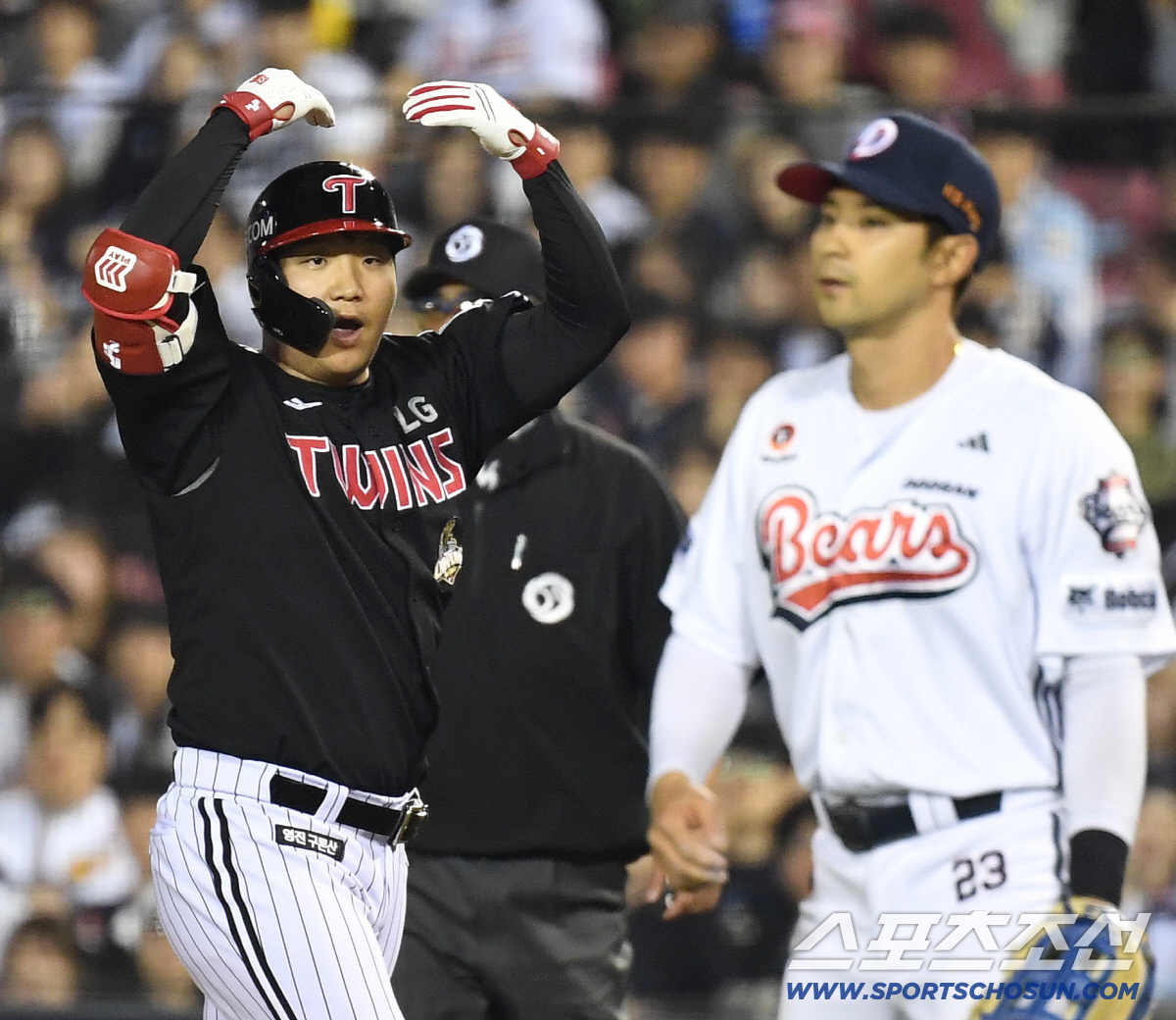 24일 잠실야구장에서 열린 LG와 두산의 경기. 9회초 1사 만루. 2타점 적시타 날린 LG 문보경. 잠실=송정헌 기자 songs@sportschosun.com/2026.04.24/